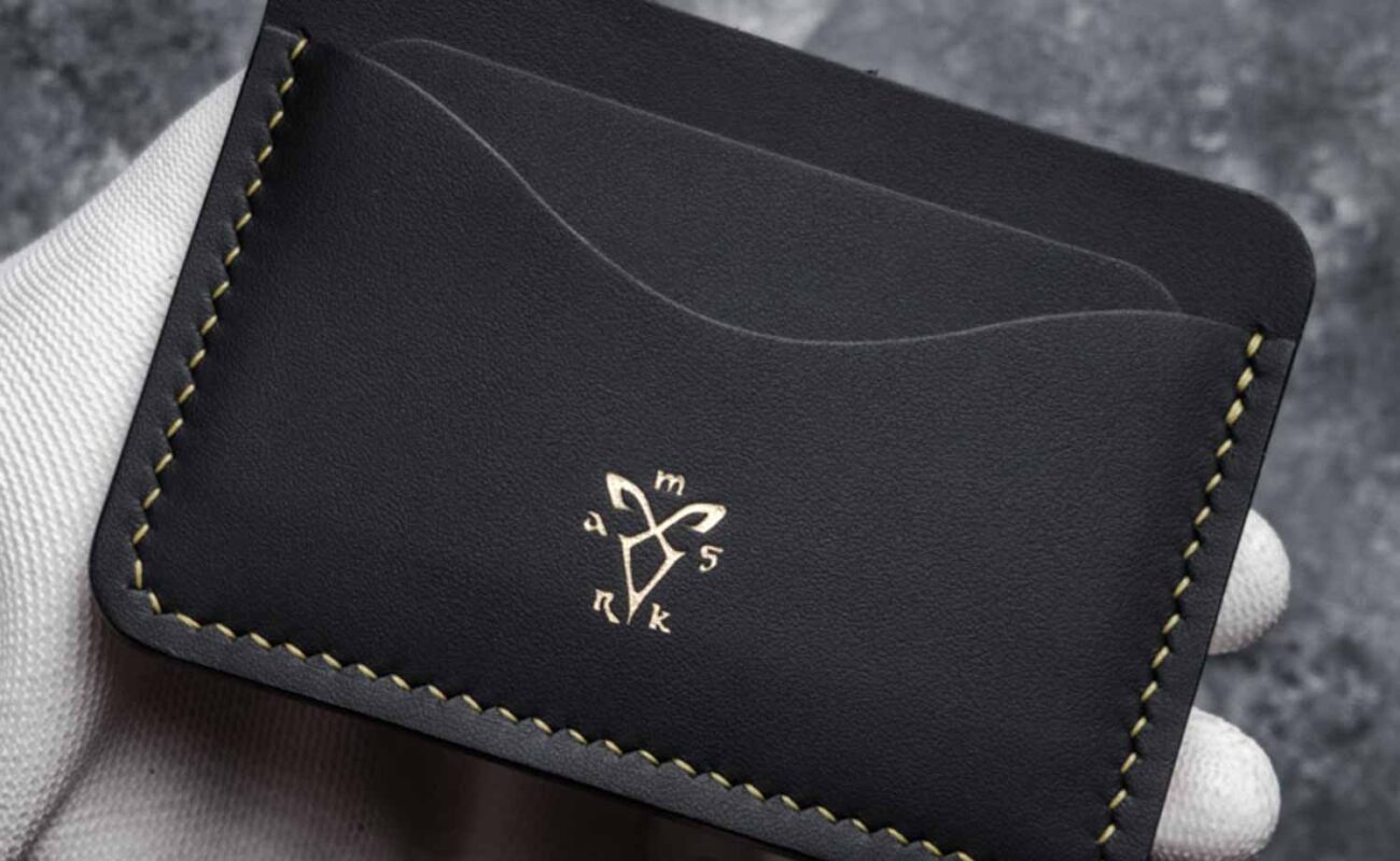 Detaliu cusătură French Style manuală cu ață galbenă de polyester, portcard slim buletin Negru Gold Edition, puncte regulate vizibile