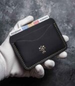 Portcard slim buletin negru minimalist, ață galbenă saddle stitch, logo gold embossat