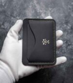 Portcard slim buletin negru, cusătură saddle stitch galbenă, logo auriu, piele naturală
