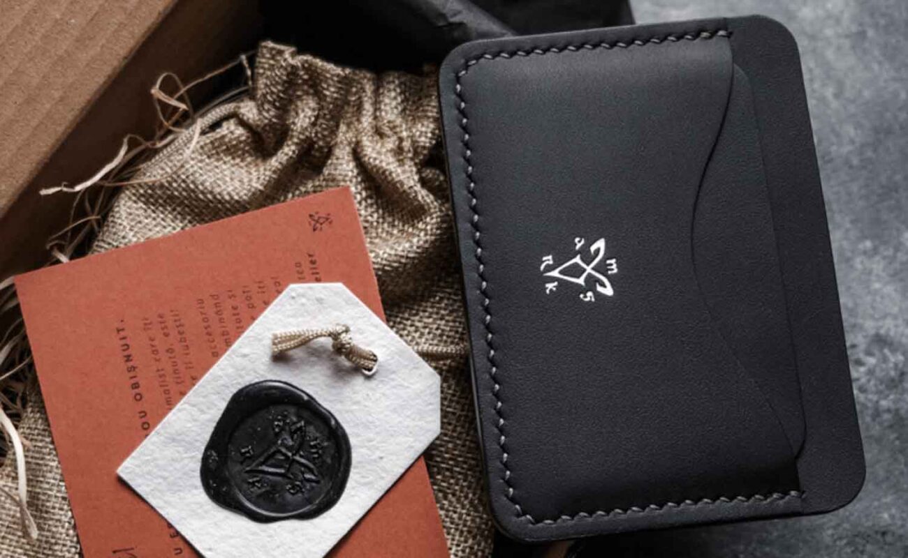 Portcard slim buletin negru Silver Edition personalizat cu inițiale embosate la cald, ambalaj cutie carton cu sigiliu ceară marksatelier