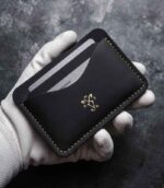 Portcard slim buletin negru cu logo embossat auriu și ață galbenă, piele naturală