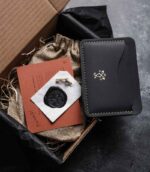 Portcard slim buletin negru, logo auriu embossat, ață galbenă, cadou elegant pentru bărbat