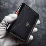 Portcard slim buletin negru handmade, logo embossat auriu, ață galbenă, piele naturală