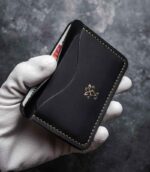 Portcard slim buletin negru handmade, logo embossat auriu, ață galbenă, piele naturală