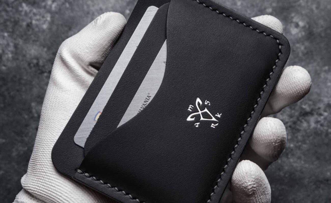 Portcard slim buletin Silver Edition din piele naturală neagră, vedere frontală, profil slim vizibil
