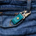 Breloc din piele naturală cu carabină antichizată, minimalist, handmade MarksAtelier România