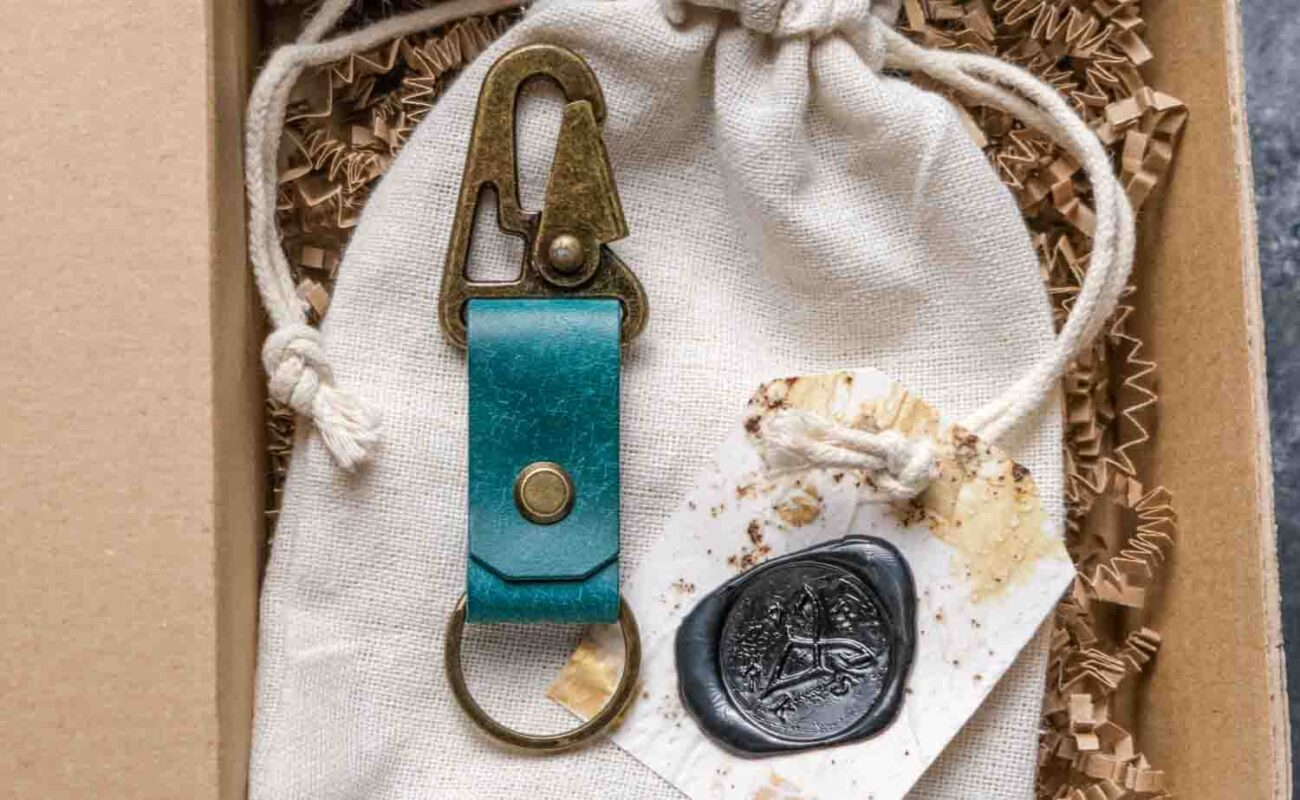 Breloc din piele naturală cu carabină antichizată, minimalist, handmade MarksAtelier România