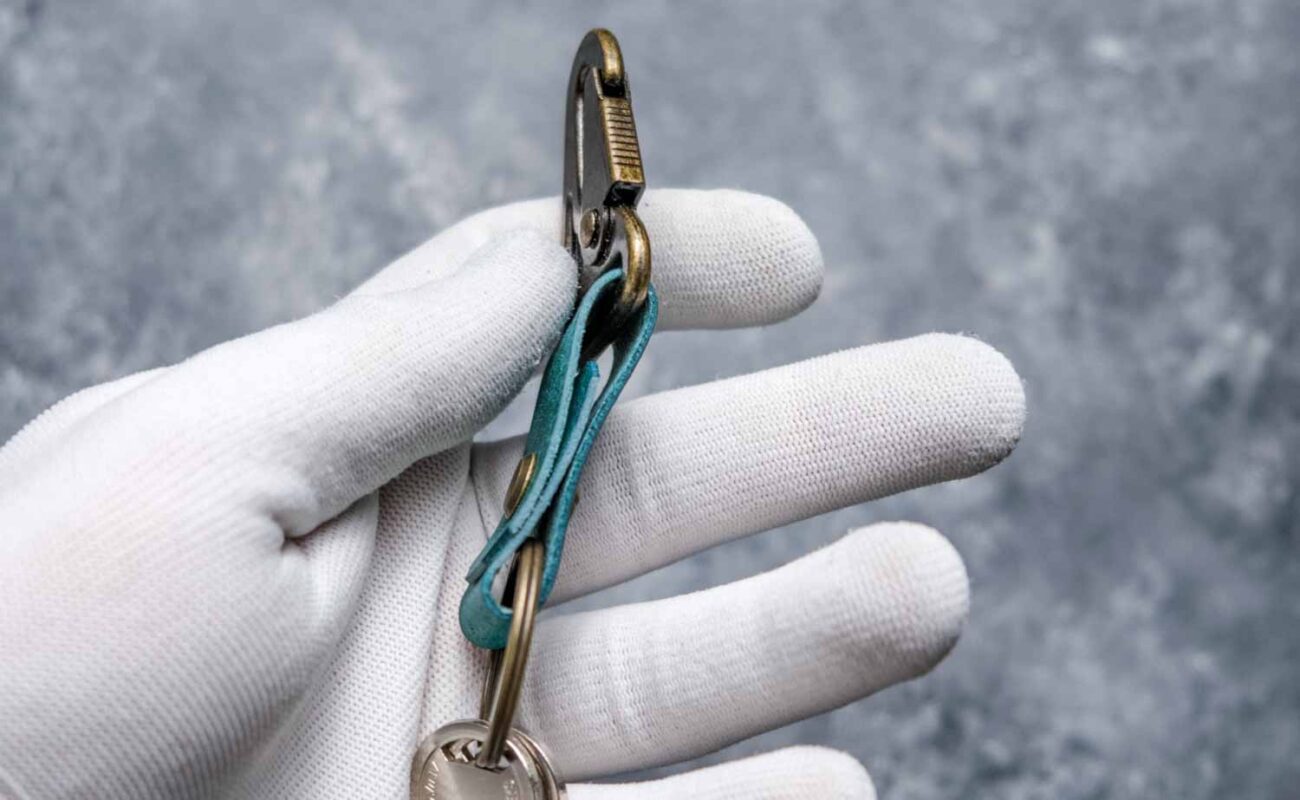 Detaliu margini brute breloc piele turcoaz, piele naturală full-grain în starea originală, tăbăcire vegetală (97)