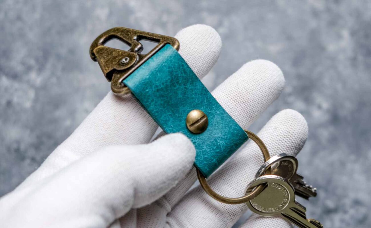 Detaliu șurub chicago breloc piele cu carabină turcoaz, asamblare fără cusătură, hardware gold antichizat