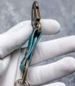Breloc piele naturală carabină, piele turcoaz, carabină gold antichizat, fabricat în România