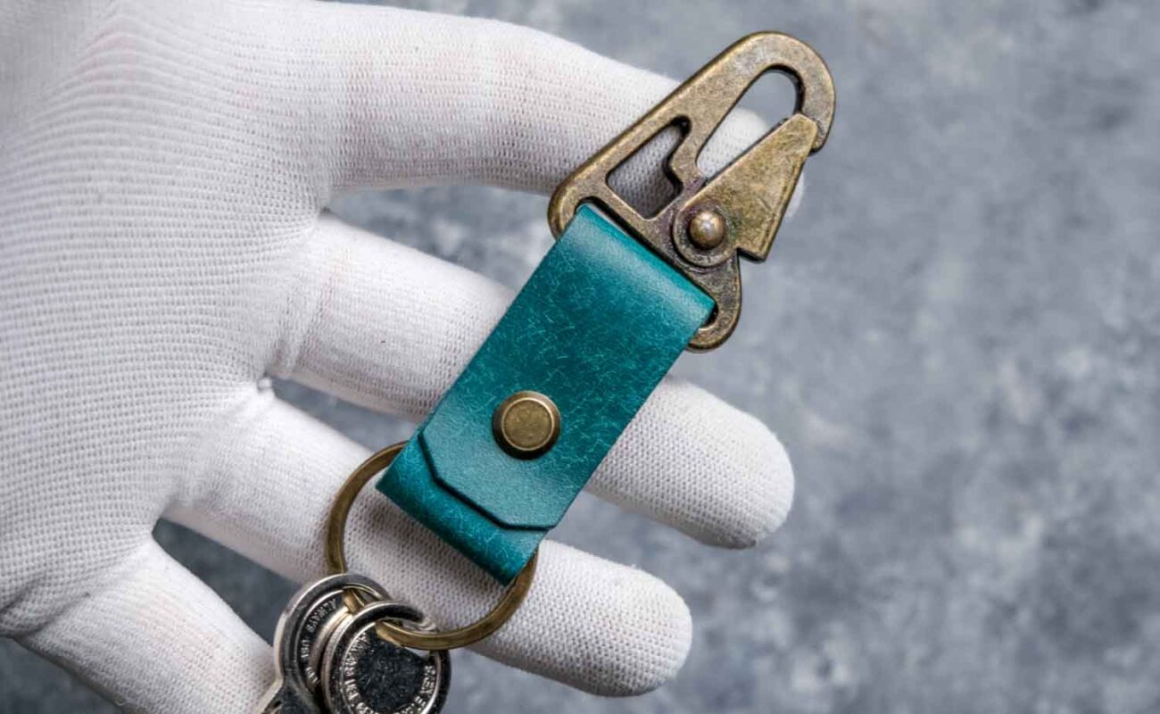 Breloc piele naturală carabină turcoaz minimalist, carabină gold antichizat, design elegant handmade