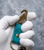 Breloc piele naturală carabină turcoaz cu patină naturală, carabină gold antichizat, piele vegetală