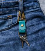 Breloc piele naturală carabină turcoaz premium, carabină gold antichizat, piele vegetală handmade