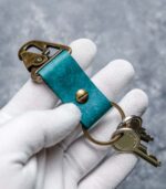 Breloc piele naturală carabină, piele turcoaz tăbăcită vegetal, carabină gold antichizat