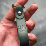 breloc petru chei piele personalizat verde pin