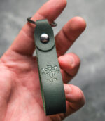 breloc petru chei piele personalizat verde pin