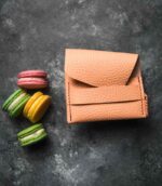 Portofel minimalist Valkyrie Peach Fuzz, detaliu cusătură burgundy saddle stitch manuală, piele naturală tăbăcită vegetal
