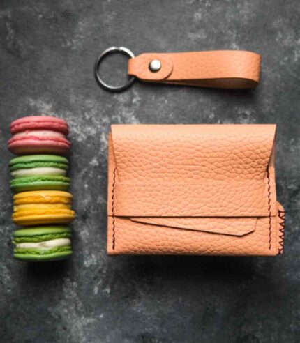 Portofel minimalist Valkyrie Peach Fuzz interior deschis, buzunare carduri și buletin vizibile, piele naturală, ață burgundy