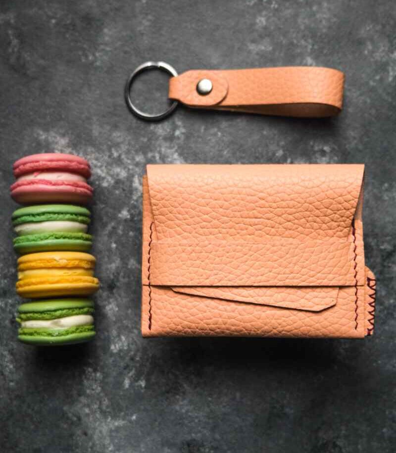 Portofel minimalist Valkyrie Peach Fuzz interior deschis, buzunare carduri și buletin vizibile, piele naturală, ață burgundy