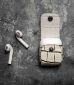 Husă AirPods 2 alb, capsă metalică neagră și canturi vopsite manual, piele naturală tăbăcită vegetal