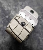 Husă AirPods 2 alb deschisă, interior piele naturală, capsă metalică neagră, canturi vopsite manual