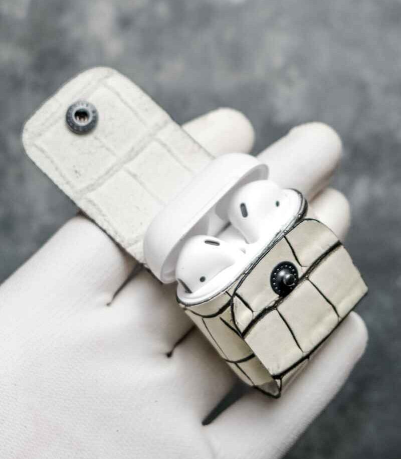 Husă AirPods 2 alb, detaliu capsă metalică neagră, piele naturală, canturi vopsite manual, handmade