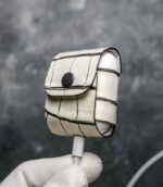Husă AirPods 2 alb prezentare completă, capsă metalică neagră, piele naturală, canturi vopsite manual, fabricat în România
