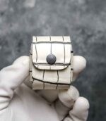 Husă AirPods 2 alb, textură piele naturală vizibilă, canturi vopsite manual, capsă neagră, handmade România