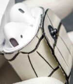 Husă AirPods 2 alb la unghi diagonal, piele naturală, capsă metalică neagră, canturi vopsite manual, handmade