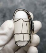 Husă AirPods 2 alb vedere spate, canturi vopsite manual, piele naturală, capsă metalică neagră, fabricat în România