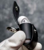 Husă AirPods din piele naturală negru ținută în mână, dimensiuni 5,5x4 cm, piele tăbăcită mineral, fabricație handmade