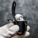 Husă AirPods din piele naturală negru ținută în mână, dimensiuni 5,5x4 cm, piele tăbăcită mineral, fabricație handmade