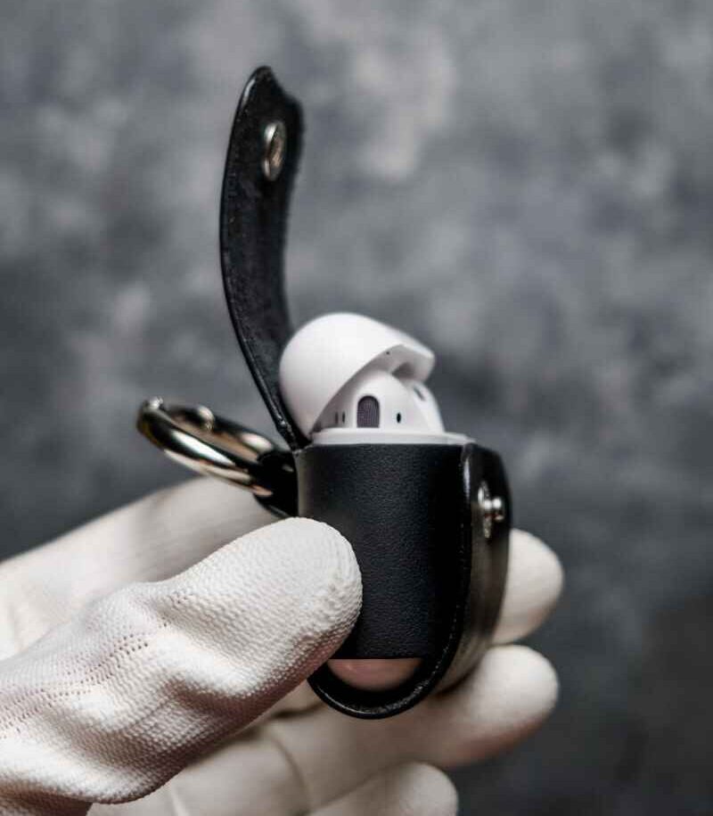 Husă AirPods din piele naturală negru ținută în mână, dimensiuni 5,5x4 cm, piele tăbăcită mineral, fabricație handmade