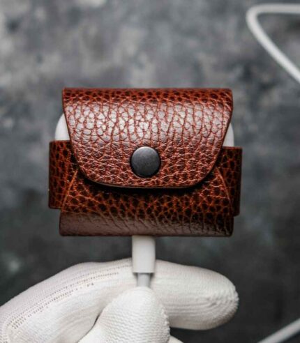 Husă AirPods Pro maro chestnut din piele naturală, față, capsă metalică neagră, canturi vopsite manual, handmade România