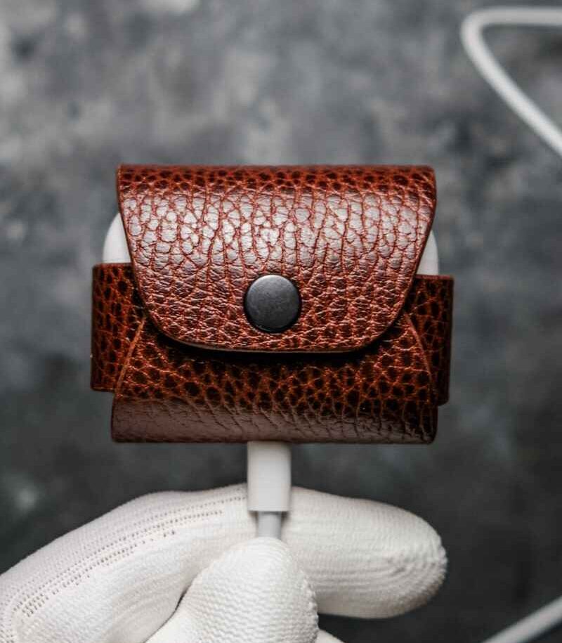 Husă AirPods Pro maro chestnut din piele naturală, față, capsă metalică neagră, canturi vopsite manual, handmade România
