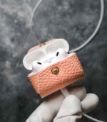 Husă AirPods Pro roz peach din piele naturală, cadou elegant pentru femei, capsă metalică gold, canturi vopsite manual