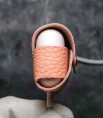 Husă AirPods Pro roz peach, capsă metalică gold și canturi vopsite manual, piele naturală tăbăcită vegetal