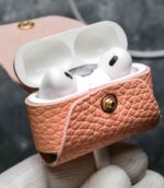 Husă AirPods Pro roz peach, detaliu capsă metalică gold, piele naturală, canturi vopsite manual, handmade