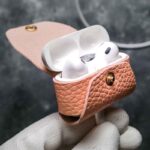 Husă AirPods Pro roz peach vedere laterală, profil, piele naturală tăbăcită vegetal, capsă gold, canturi vopsite