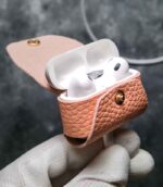 Husă AirPods Pro roz peach vedere laterală, profil, piele naturală tăbăcită vegetal, capsă gold, canturi vopsite
