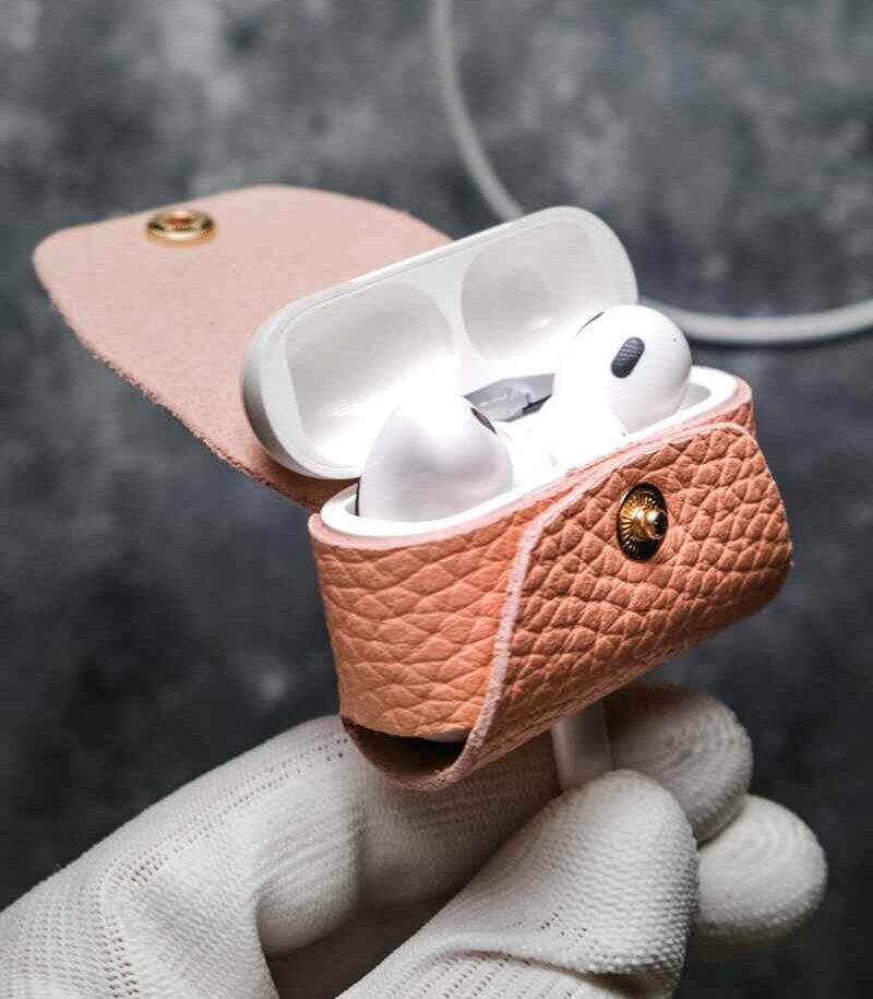 Husă AirPods Pro roz peach vedere laterală, profil, piele naturală tăbăcită vegetal, capsă gold, canturi vopsite