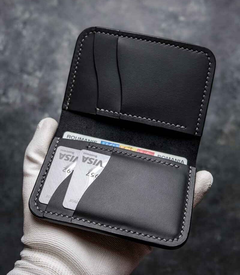Portofel barbati piele naturală Arkano Silver Edition cu ață gri și logo silver, 7 buzunare, loc pentru buletin, carduri și bancnote, personalizabil cu nume sau inițiale