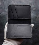 Portofel silver Arkano vedere față portofel închis cu logo vizibil, ață gri, logo silver, piele naturală, 7 buzunare, personalizabil cu inițiale