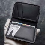 Portofel silver Arkano interior deschis cu buzunare carduri și buletin, ață gri, logo silver, piele naturală, 7 buzunare, personalizabil cu inițiale