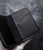 Portofel silver Arkano interior văzut de sus cu toate buzunarele, ață gri, logo silver, piele naturală, 7 buzunare, personalizabil cu inițiale