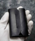 Portofel barbati pentru carduri, piele neagră lucioasă, deschis arătând ambele buzunare, cusătură neagră, fără logo, handmade România