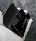 Portofel barbati pentru carduri, piele neagră lucioasă, deschis arătând interiorul și structura buzunarelor, cusătură neagră, fără logo, handmade România