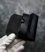 Portofel barbati pentru carduri, piele neagră lucioasă, deschis vedere de sus arătând buzunarele goale, cusătură neagră, fără logo, handmade România
