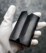 Portofel barbati pentru carduri, piele neagră lucioasă, vedere laterală arătând grosimea redusă, cusătură neagră, fără logo, handmade România