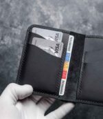 Portofel negru Arkano buzunar pentru bancnote, ușor de accesat, ață neagră, logo embosat, piele naturală, 7 buzunare, personalizabil cu inițiale